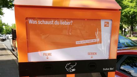 Eines von zwei Modellen des "Abstimmungseimers". Die Einwurfschlitze befinden sich im schwarzen Streifen.