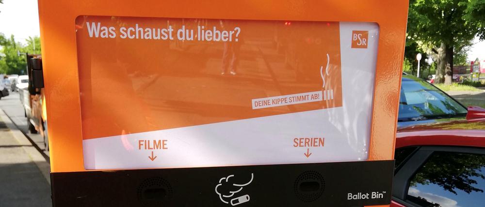 Eines von zwei Modellen des "Abstimmungseimers". Die Einwurfschlitze befinden sich im schwarzen Streifen.