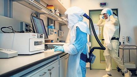 Im Hochsicherheitslabor. Forscher des Helmholtz-Zentrums für Infektionsforschung in Braunschweig. 