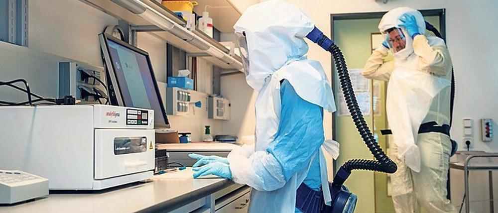 Im Hochsicherheitslabor. Forscher des Helmholtz-Zentrums für Infektionsforschung in Braunschweig.