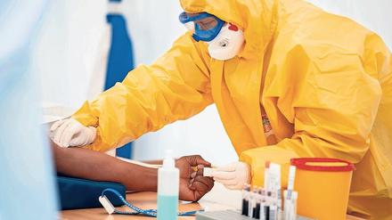 Test. Hier sieht man, wie einer Berliner Patientin Blut entnommen wird, um es auf auf mögliche Antikörper gegen das neuartige Coronavirus zu prüfen. Aber nicht jeder, der positiv getestet wurde, kann Blutplasma spenden, wenn er wieder gesund ist. 