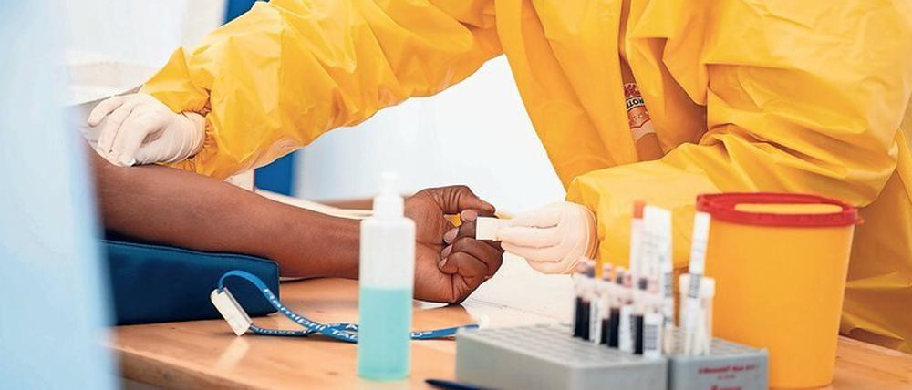 Test. Hier sieht man, wie einer Berliner Patientin Blut entnommen wird, um es auf auf mögliche Antikörper gegen das neuartige Coronavirus zu prüfen. Aber nicht jeder, der positiv getestet wurde, kann Blutplasma spenden, wenn er wieder gesund ist.