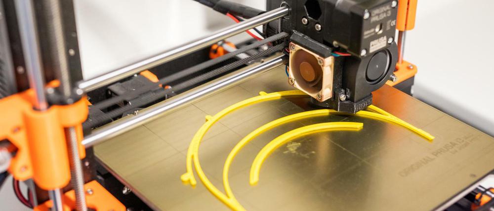 Ein 3D-Drucker fertigt eine Halterung für einen Gesichtsschutz, März 2020 in Freiburg.