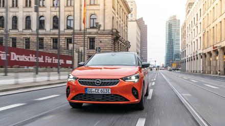 Ab durch die Mitte. Gegenüber seinen früheren Generationen hat der Opel Corsa stark gewonnen. Und nun gibt es ihn auch noch elektrisch.