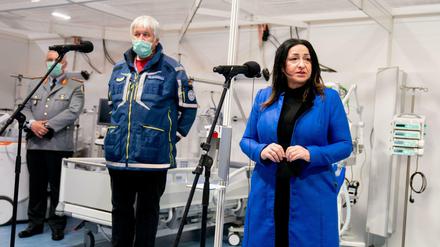 Gesundheitssenatorin Dilek Kalayci und Projektleiter Albrecht Broemme bei der Eröffnung der Covid-19-Klinik am Montag.