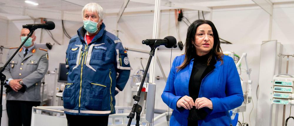 Gesundheitssenatorin Dilek Kalayci und Projektleiter Albrecht Broemme bei der Eröffnung der Covid-19-Klinik am Montag.