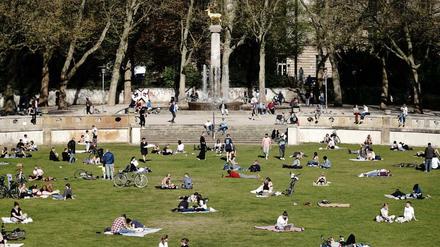 Berlin: Bei Einhaltung des Abstandsgebots genießen Besucher die Sonne in Schöneberg.