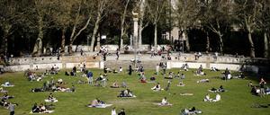Berlin: Bei Einhaltung des Abstandsgebots genießen Besucher die Sonne in Schöneberg.