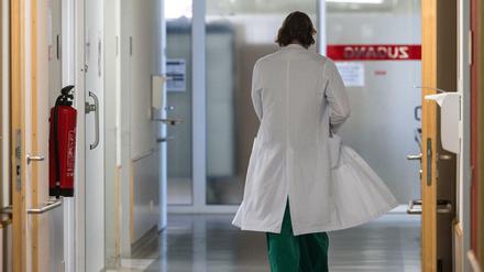 Medizinische Fachkräfte werden in Deutschland an vielen Orten benötigt. Kümmert euch besser um die Personen, die schon da sind, meint unsere Autorin.