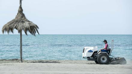 Italien bereitet sich auf die Wiederöffnung der Strände im Sommer vor. Ob und wann Touristen aus dem Ausland wieder einreisen dürfen, ist aber unklar.