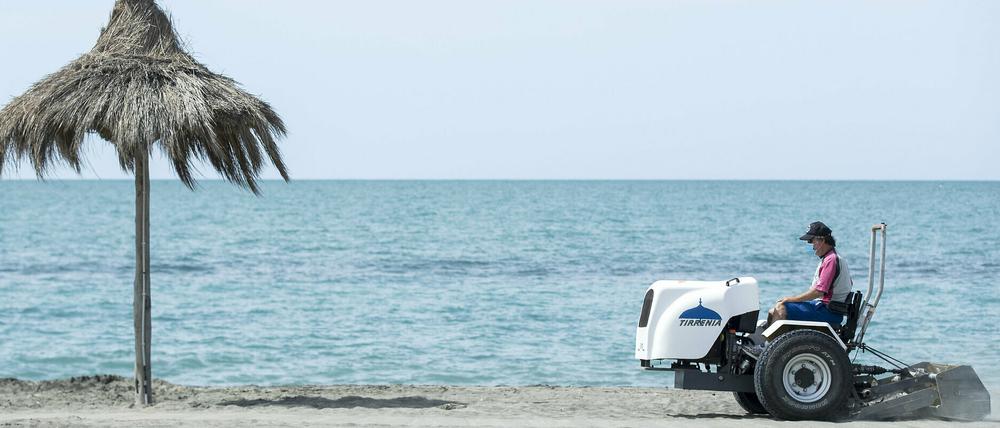 Italien bereitet sich auf die Wiederöffnung der Strände im Sommer vor. Ob und wann Touristen aus dem Ausland wieder einreisen dürfen, ist aber unklar.