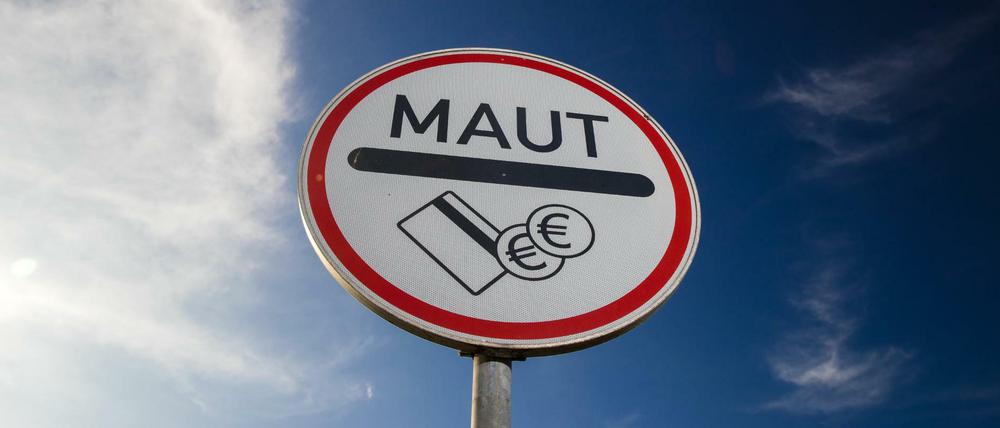 Ein Verkehrsschild weist die Autofahrer der Stadtautobahn auf die Mautpflicht für die Passage des Warnowtunnels hin.