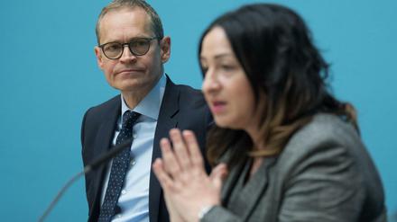 Michael Müller (SPD), Berlins Regierender Bürgermeister, und Gesundheitssenatorin Dilek Kalayci (SPD).