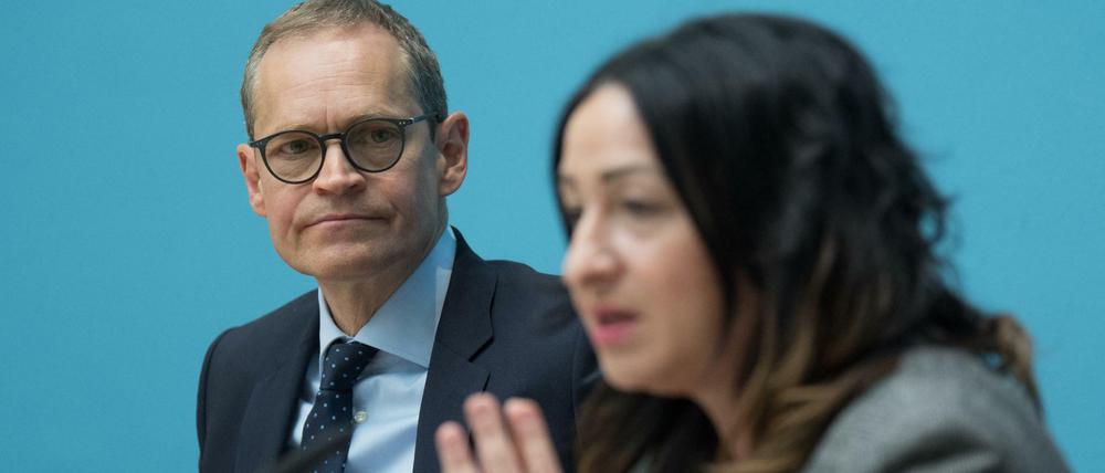 Michael Müller (SPD), Berlins Regierender Bürgermeister, und Gesundheitssenatorin Dilek Kalayci (SPD).