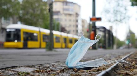 Nicht nur ein modisches Accessoire: Schutzmasken sollten im Nahverkehr konsequent benutzt werden.