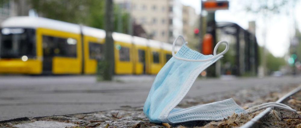 Nicht nur ein modisches Accessoire: Schutzmasken sollten im Nahverkehr konsequent benutzt werden.