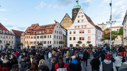 Schon früher hatten sich Teilnehmer einer Demonstration von Gegnern der Corona-Maßnahmen auf dem Marktplatz versammelt.