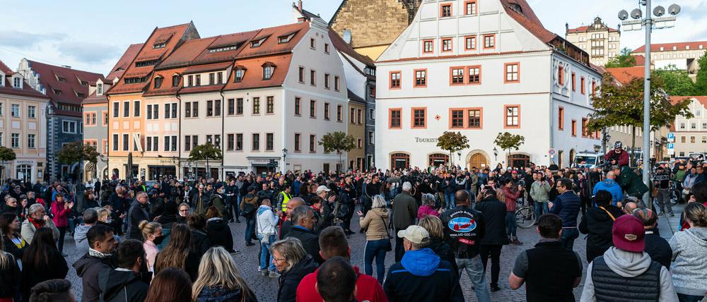 Schon früher hatten sich Teilnehmer einer Demonstration von Gegnern der Corona-Maßnahmen auf dem Marktplatz versammelt. 