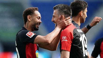 Zum Knuddeln, selbst in Corona-Zeiten. Vedad Ibisevic wird von seinem Kollegen Matheus Cunha geherzt.