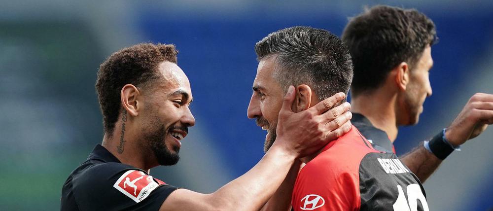 Zum Knuddeln, selbst in Corona-Zeiten. Vedad Ibisevic wird von seinem Kollegen Matheus Cunha geherzt.