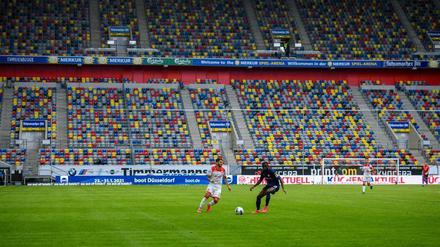 Zwei Männer, ein Ball, null Zuschauer. Und trotzdem ist es Bundesliga.