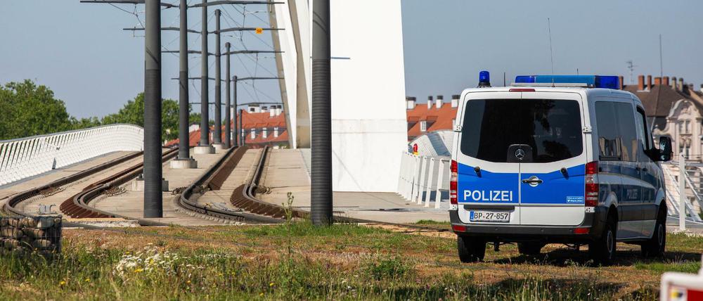 Straßenbahn unterbrochen. Ein Einsatzfahrzeug der Bundespolizei nahe der Europabrücke am Grenzübergang Kehl nach Frankreich. 