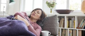 Wozu dienen Menstruationsschmerzen? Bereiten sie Frauen auf Wehen und Geburt vor? Eher nicht, sagt Dr. Mandy Mangler.