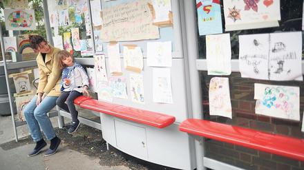 Aus der Not geboren. Sarah Lamarr und ihre Tochter haben eine Galerie in einer Bushaltestelle in London eröffnet.