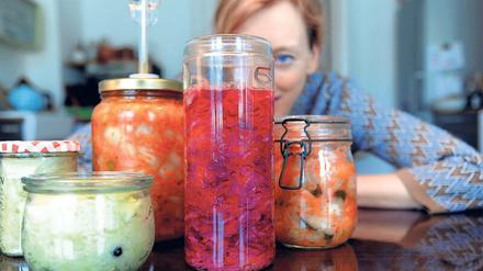 Aufs Salz kommt es an. Kimchi, Sauerkraut und Gemüse lässt sich zum Beispiel in Gläsern fermentieren – auch zu Hause in der eigenen Küche. Einfach alles vorbereiten und dann lässt man die Bakterien ihre Arbeit machen. Sogar Kinder können Sauerkraut selbst zubereiten (siehe Kasten). Ob sie es auch essen, ist eine andere Frage.
