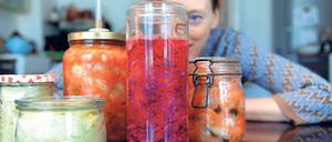 Aufs Salz kommt es an. Kimchi, Sauerkraut und Gemüse lässt sich zum Beispiel in Gläsern fermentieren – auch zu Hause in der eigenen Küche. Einfach alles vorbereiten und dann lässt man die Bakterien ihre Arbeit machen. Sogar Kinder können Sauerkraut selbst zubereiten (siehe Kasten). Ob sie es auch essen, ist eine andere Frage. 