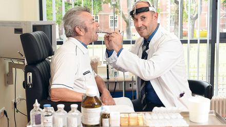 Untersuchung. Marc Bloching ist Chefarzt der Klinik für HNO-Heilkunde, Kopf- und Halschirurgie und Kommunikationsstörungen am Helios Klinikum Berlin Buch. Die Klinik wurde am häufigsten für die Behandlung von Mund- und Rachenkrebs empfohlen.