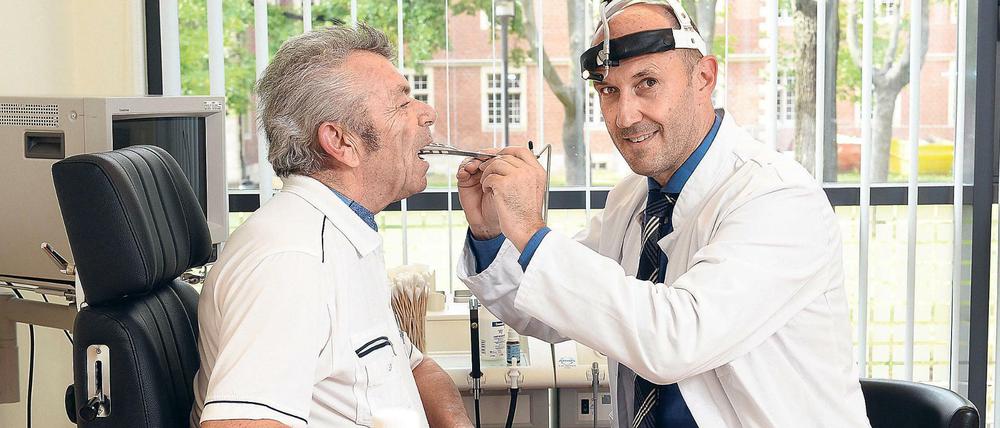 Untersuchung. Marc Bloching ist Chefarzt der Klinik für HNO-Heilkunde, Kopf- und Halschirurgie und Kommunikationsstörungen am Helios Klinikum Berlin Buch. Die Klinik wurde am häufigsten für die Behandlung von Mund- und Rachenkrebs empfohlen. 