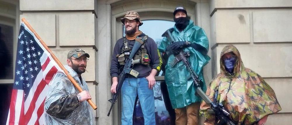 Trumps Vasallen. Schwerbewaffnete folgen dem Aufruf des US-Präsidenten, den Bundesstaat Michigan zu „befreien“. Dort setzt Gouverneurin Gretchen Whitmer weiterhin auf Ausgangssperren im Kampf gegen Corona.