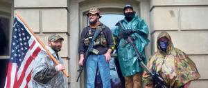 Trumps Vasallen. Schwerbewaffnete folgen dem Aufruf des US-Präsidenten, den Bundesstaat Michigan zu „befreien“. Dort setzt Gouverneurin Gretchen Whitmer weiterhin auf Ausgangssperren im Kampf gegen Corona.