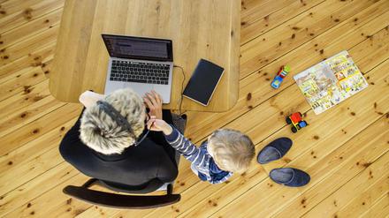 Gerade Frauen kümmern sich derzeit neben dem Job häufig ums Kind.