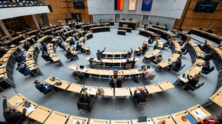 Bei der Plenarsitzung im Berliner Abgeordnetenhaus sitzen die Abgeordneten in der Coronakrise in weitem Abstand zueinander.