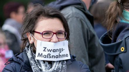 Viele halten das Coronavirus für nicht gefährlich - und die Maskenpflicht für eine Zwangsmaßnahme.