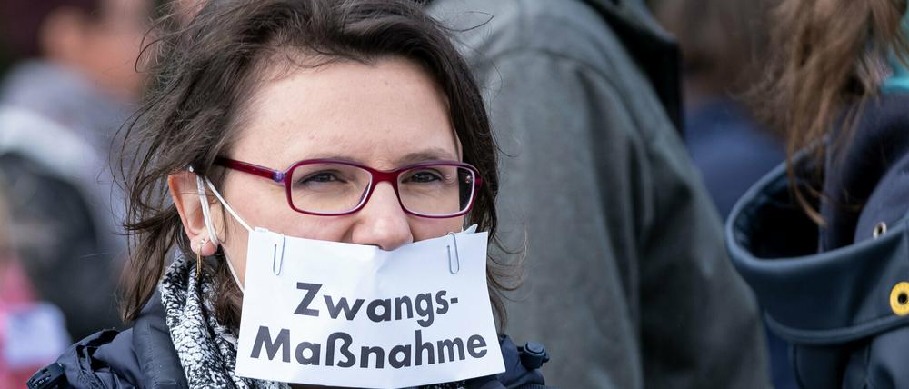 Viele halten das Coronavirus für nicht gefährlich - und die Maskenpflicht für eine Zwangsmaßnahme.