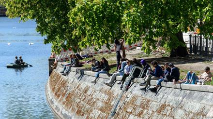Bitte nicht zu dicht aufeinander hocken: Das gilt auch am Herrentag.
