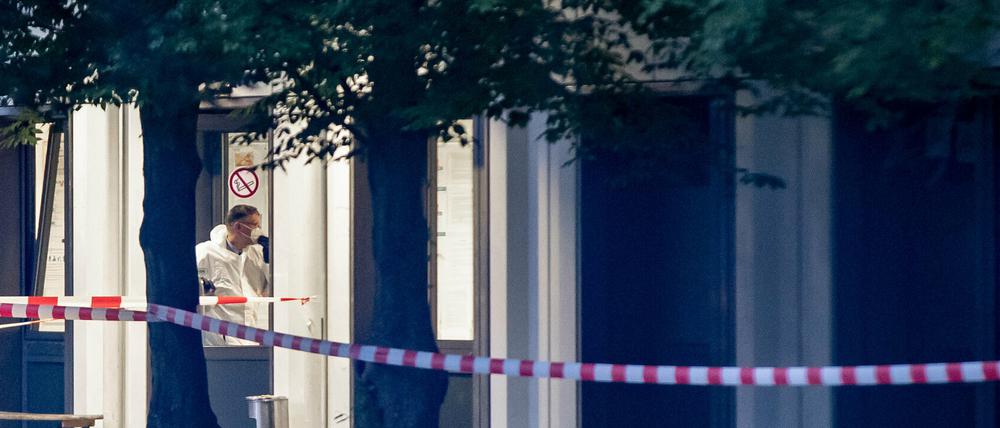 Ein Mitarbeiter eines Sicherheitsdienstes betritt in einem Schutzanzug eine Flüchtlingsunterkunft in St. Augustin. 