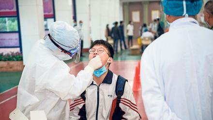 Mund auf. In Wuhan wird die gesamte Bevölkerung getestet – rund 14 Millionen.