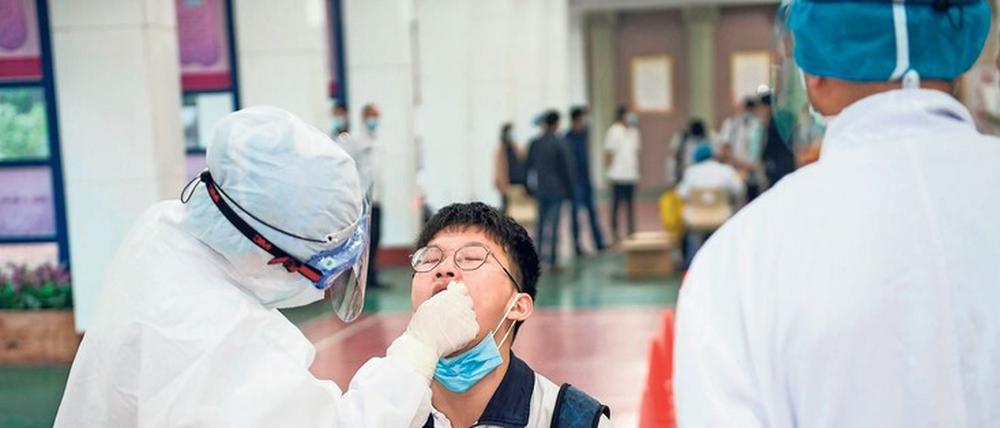 Mund auf. In Wuhan wird die gesamte Bevölkerung getestet – rund 14 Millionen.
