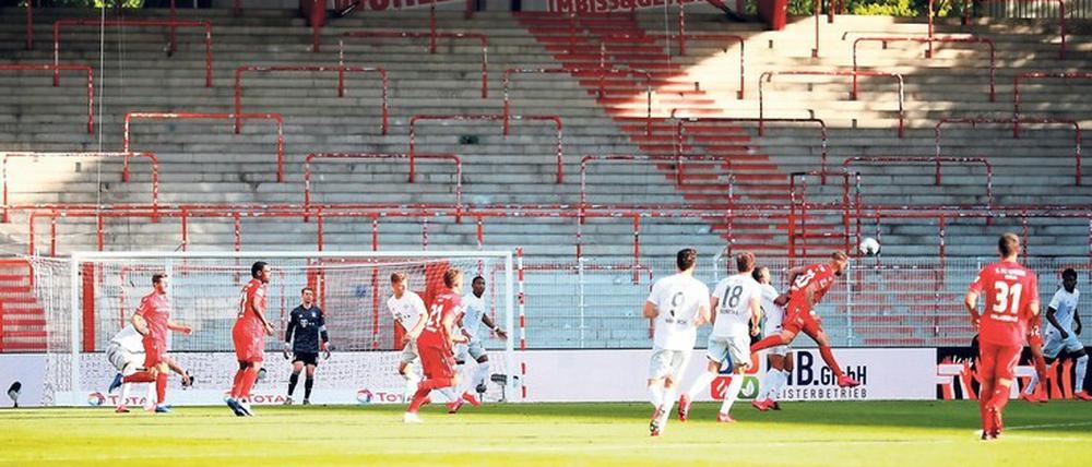 Gespenstisch. Da kommen die Bayern zum ersten Pflichtspiel nach Berlin-Köpenick und das Stadion An der Alten Försterei muss leer bleiben.