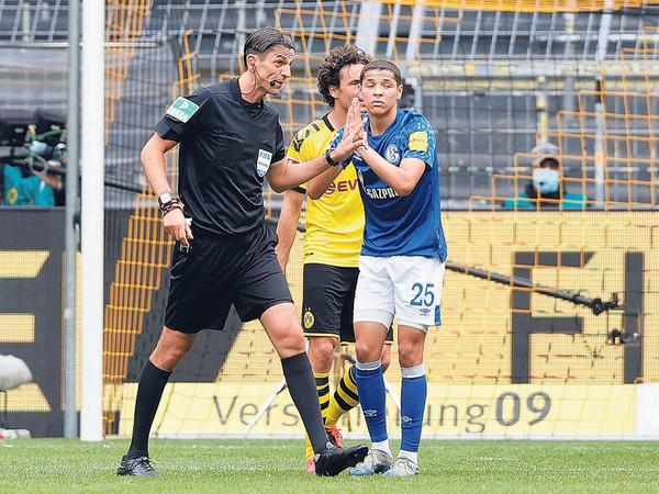 Fast wie immer: Deniz Aytekin pfiff das Derby zwischen Dortmund und Schalke. Dabei war es zwar leiser als mit Fans, aber dennoch intensiv.