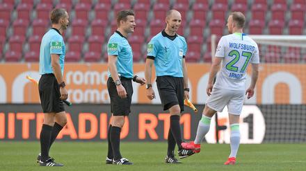 Andere Sitten: Auch die Schiedsrichter klatschen nach dem Spiel nicht mehr gewöhnlich ab.
