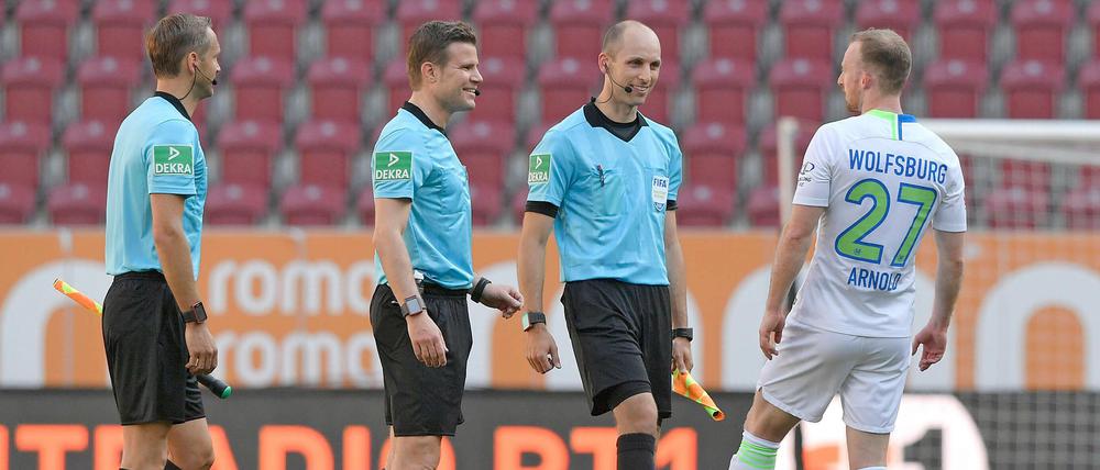 Andere Sitten: Auch die Schiedsrichter klatschen nach dem Spiel nicht mehr gewöhnlich ab.