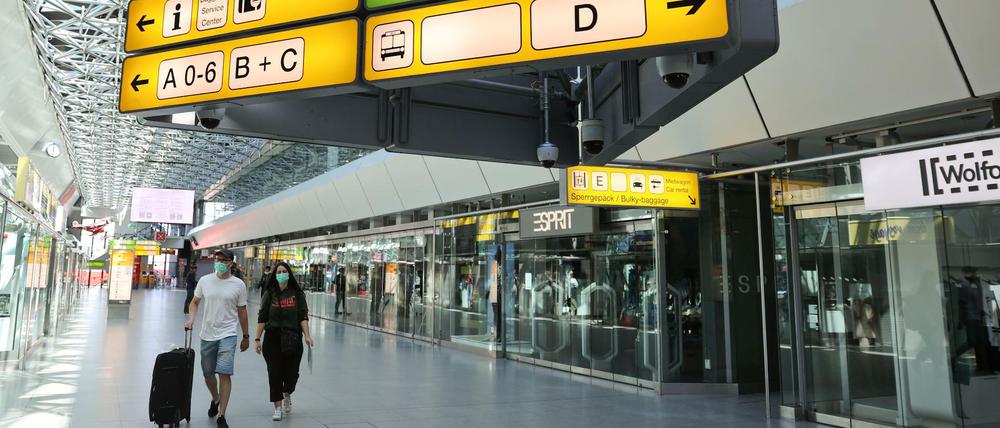 Weitgehend leere Gänge: Im Flughafen Tegel ist kaum noch Betrieb.