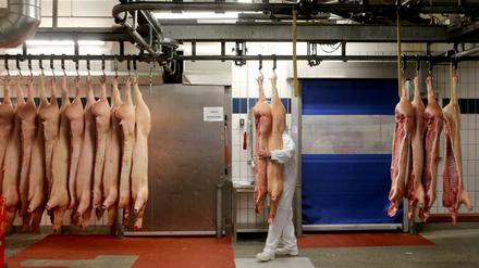 Schweinehälften warten auf Verarbeitung.