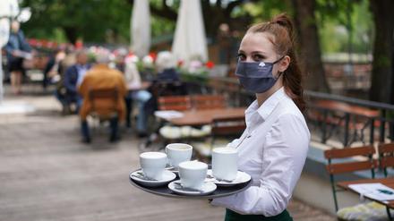 Maske auf. Trotz strenger Regeln blieb in vielen Gaststätten der Ansturm aus.