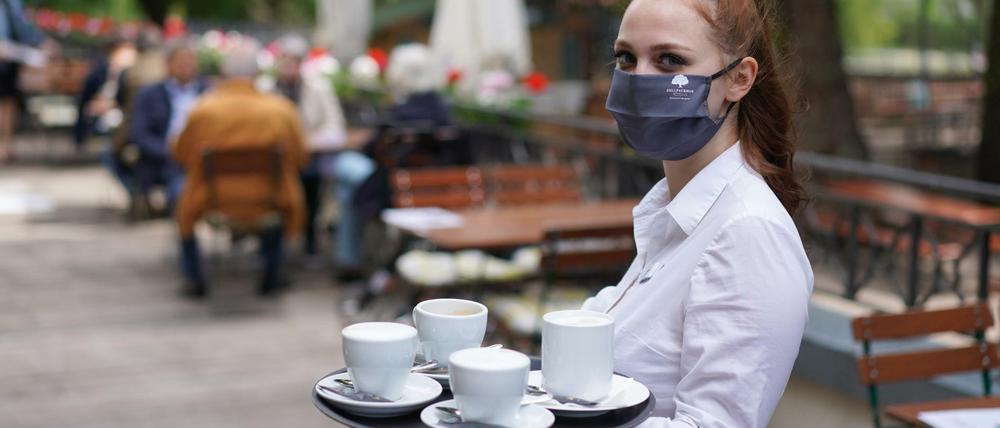 Maske auf. Trotz strenger Regeln blieb in vielen Gaststätten der Ansturm aus.